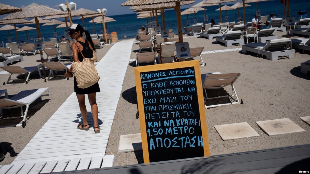 Plaža na grčkom ostrvu Kos prošle godine, sa natpisima o pridržavanju obaveznih ograničenja i mjera zbog pandemije
