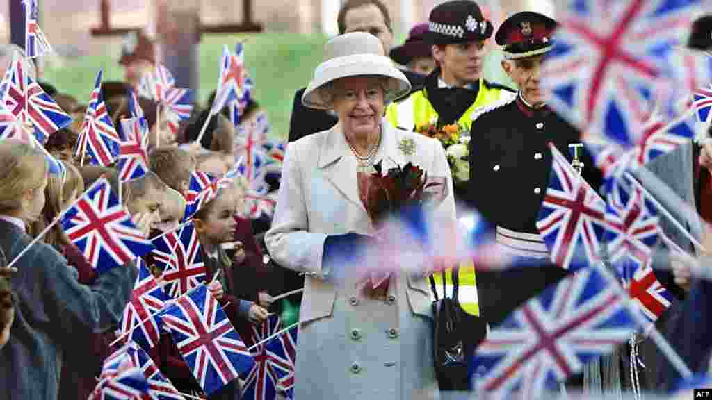 Kraljica Elizabeta II u posjeti obnovljenoj bolnici koja nosi njeno ime, London, 2001.