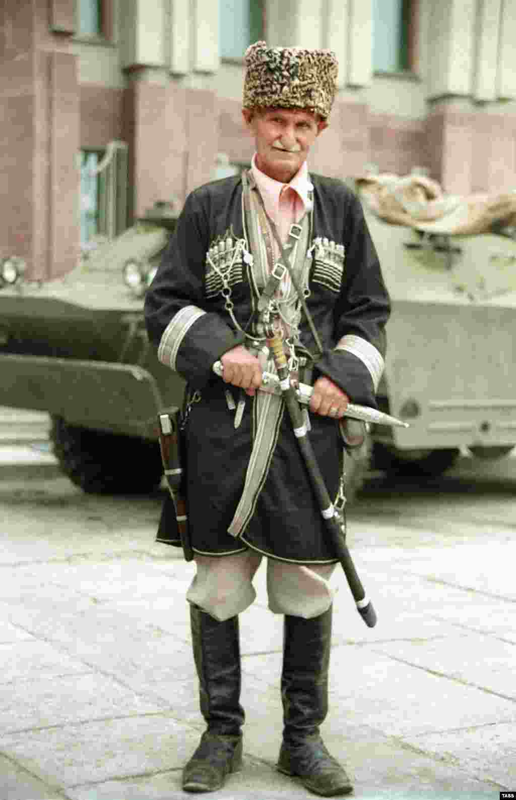 Літній чеченець, 1994 рік. Кремль століттями воював із чеченцями, придушуючи їх на межі геноциду – їх у Росії вважали особливо непокірливими. Російський письменник Олександр Солженіцин, опозиційний до радянської влади, змальовував своїх співтабірників-чеченців у радянському ГУЛАГу як представників національності, яка «відмовляється приймати психологію покори»