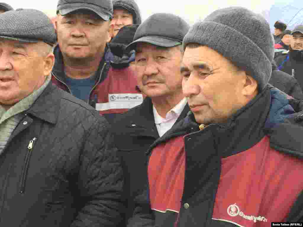 В поселке Тенге вблизи Жанаозена находится кладбище, где похоронены жертвы тех событий. Поминки здесь проводят каждый год накануне годовщины кровопролития во время разгона демонстрации нефтяников 16 декабря 2011 года. 