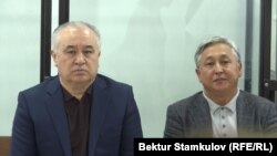Өмүрбек Текебаев жана Дүйшөнкул Чотонов сот залында. 