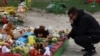 Чоловік біля місця російського ракетного удару по житловому району, де загинуло 20 людей, Кривий Ріг, Україна, 5 квітня 2025 року