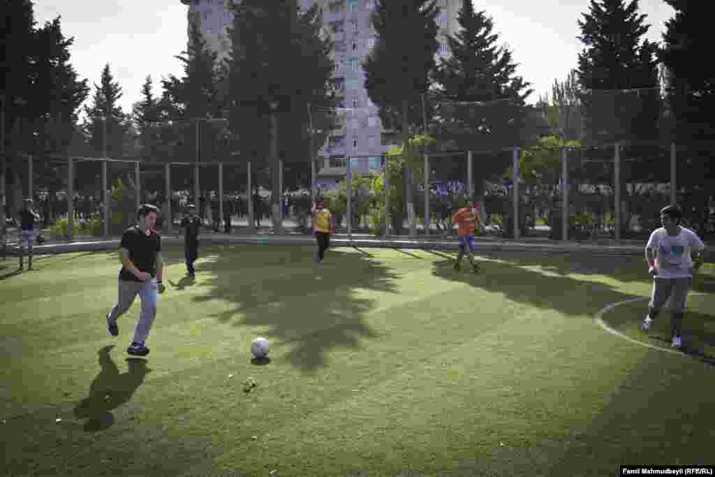 Mitinqin keçirildiyi vaxtda yaxınlıqdakı stadionda gərgin futbol oyunu gedir. Ağaclar arasından dalğalanan bayraqlar, «qol!» sədaları içindən «Azadlıq!» şüarı eşidilir...