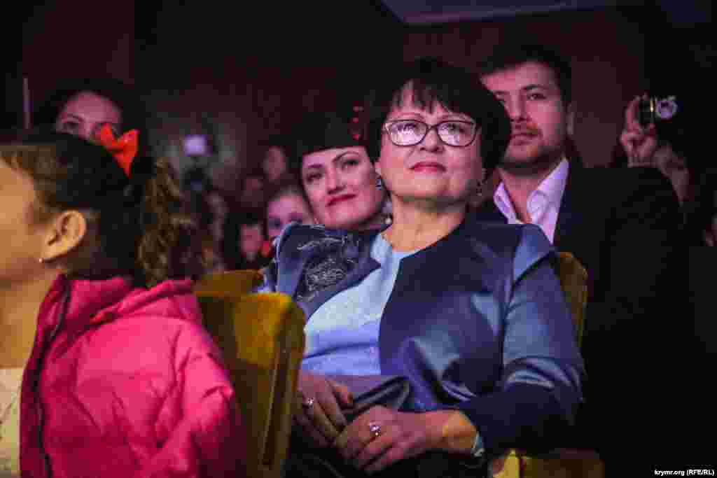 Заместитель генерального директора ООО «Кара дениз продакшн» Лиля Буджурова: «Глядя на наших детей самый безголосый запоет и безногий затанцует. Тяжкие времена и черные дни люди создают сами, мы не будем этого делать для наших детей. «Татлы сес» будет жить! Он был вчера, есть сегодня и будет завтра!»