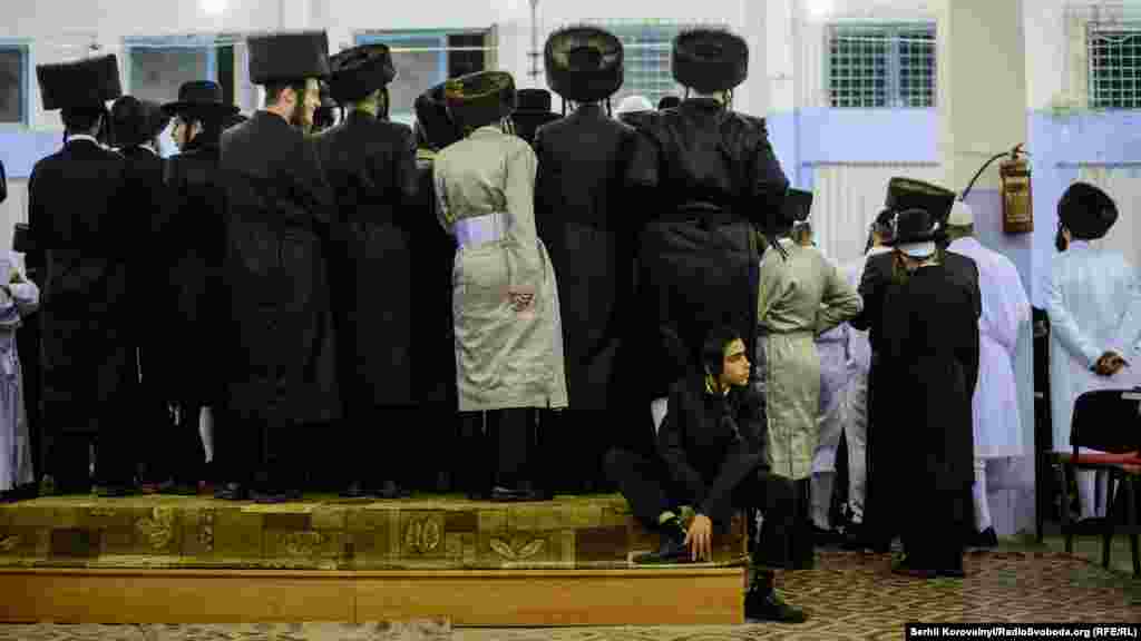 Шаббат (суббота) – это день, когда Тора предписывает иудеям воздерживаться от какого-либо труда. В этот день иудеи могут гулять, читать священные писания, общаться с друзьями и знакомыми 