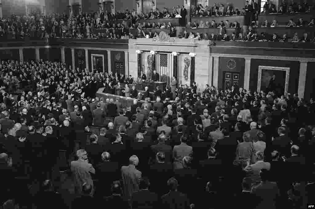 Президент Кеннеди Конгресте 1970 жылға қарай Айға алғашқы адамды ұшыру үшін қаражат бөлу жөнінде сөйлеп тұр. АҚШ, 26 мамыр 1961 жыл. 