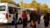 Awtobus duralgasyndaky ýolagçylar (Illýustrasiýa suraty)