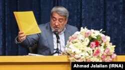 عبدالرضا رحمانی فضلی می گوید به عنوان وزیر کشور در حال حاضر به جای صرف انرژی خود در «کارهای توسعه‌ای» مجبور است «کف خیابان‌ها را جمع کند».