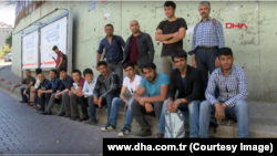 Stambulyň Çaglaýan sebitinde iş gözleginde ýanýodada garaşýan daşary ýurtly zähmet migrantlary. DHA habar agentliginden alnan surat