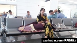 Aeroportda garaşýan çagaly ene.