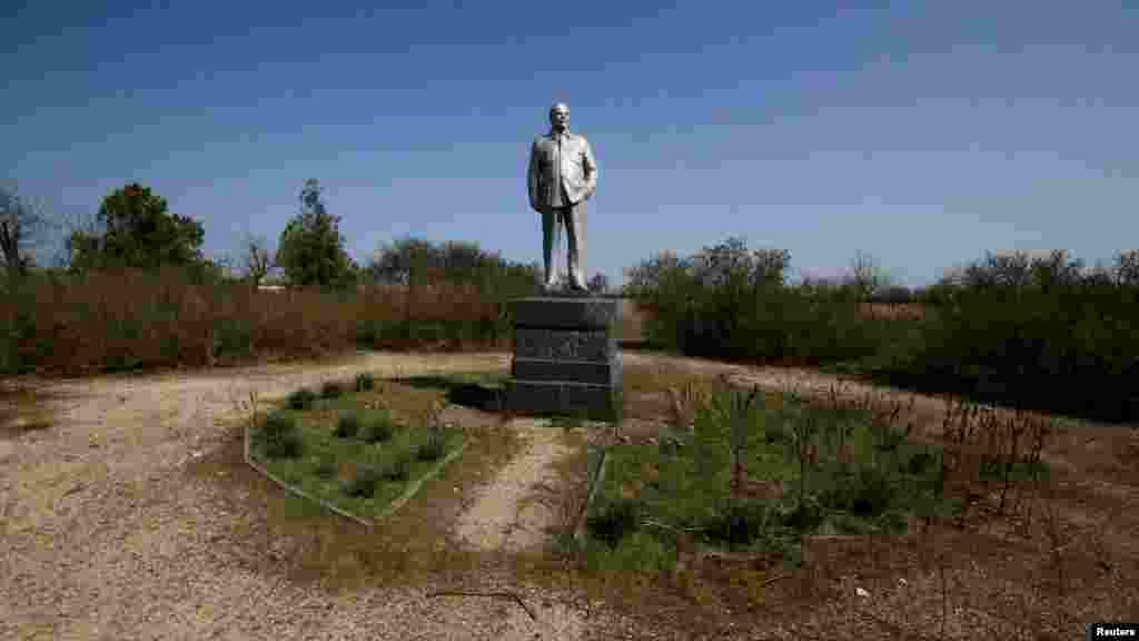 «Ленін і порожнеча». Невеликий пам'ятник Іллічу в селі Ковильне Роздольненського району