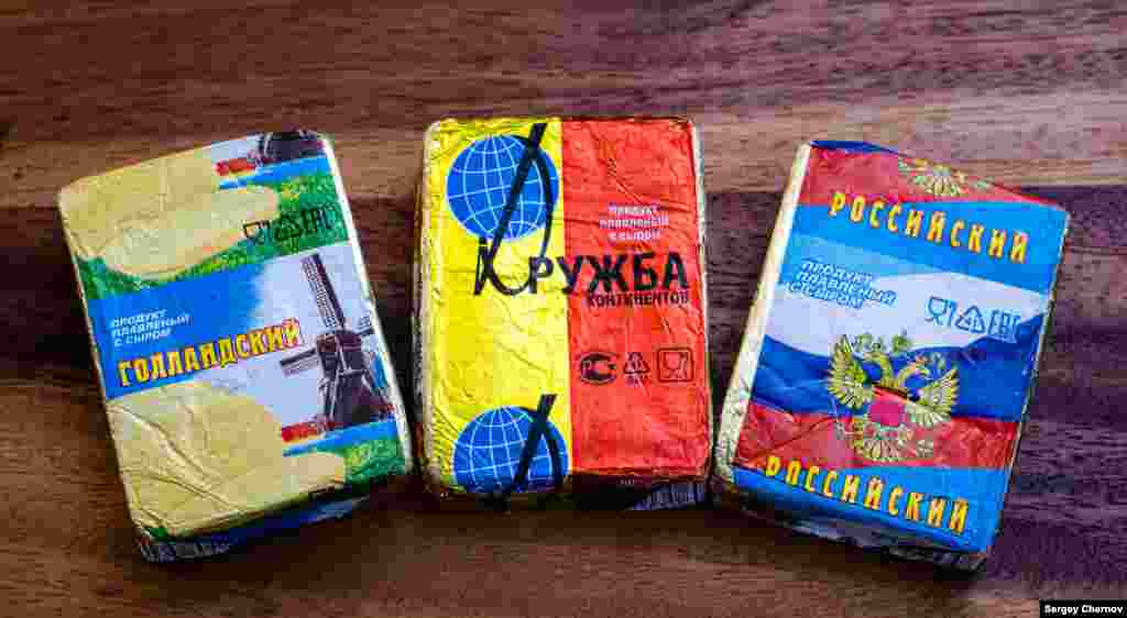 Эти продукты (за исключением "Российского"), точнее, их упаковки, тоже известны покупателям с советских времен. Только описание немножко другое: не "плавленый сыр", а "плавленый продукт с сыром". 