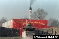 Радянський монумент у Міловиці, лютий 1990 року
