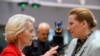 Președinta Comisiei Europene, Ursula Von der Leyen, alături de prim-ministrul danez Mette Frederiksen, în timpul Consiliului European de pe 26 iunie 2025. 