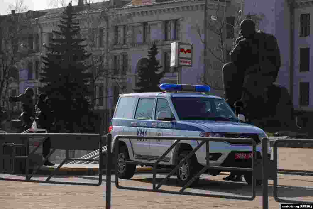 Плошча Якуба Коласа. «Уазік» міліцыі перакрыў уваход у мэтро. Каля плошчы некалькі зялёных аўтазакаў