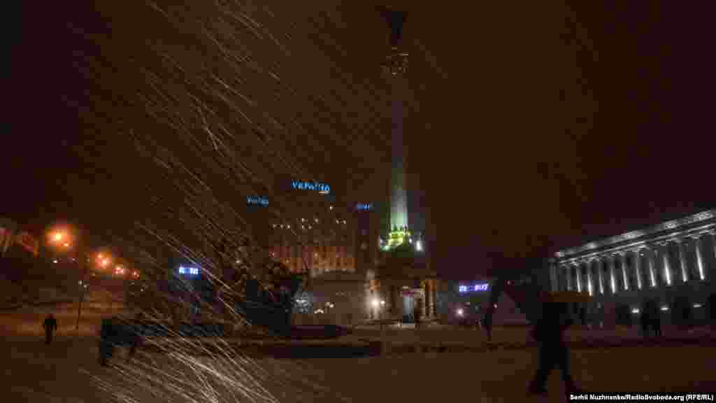 Засніжений Майдан Незалежності у Києві, 13 листопада 2016 року Читати: Через негоду спізнюються близько 30 поїздів – «Укрзалізниця»