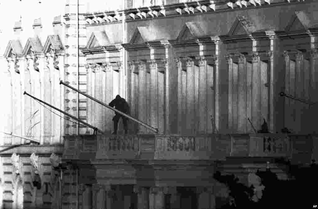 Війська SAS штурмують посольство. Їхнім завданням було повернути заручників живими