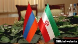 Հայաստանի և Իրանի դրոշները