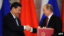Президент Китая Си Цзиньпин (слева) и президент России Владимир Путин во время подписаний соглашений. Москва, 22 марта 2013 года.