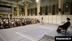 به نوشته وبسایت رهبر جمهوری اسلامی، وی روز یکشنبه در آغاز درس خود سخن می‌گفت.