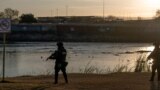 ABŞ-Meksika serhedinde ýerleşýän Rio-Grande derýasynyň boýundaky harbylar. 20-nji ýanwar, 2025 ý.