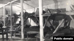 Кримські татари в депортації. Табірний барак. Волголаг, початок 1940-х