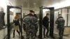 Kastryçnitskaýa metro stansiýasynda amala aşyrylan partlamadan soň, howpsuzlyk işgärleri Kamennaýa Gorka metro stansiýasyna gelýän adamlaryň dokumentlerini barlaýarlar, Minski, 12-nji aprel.