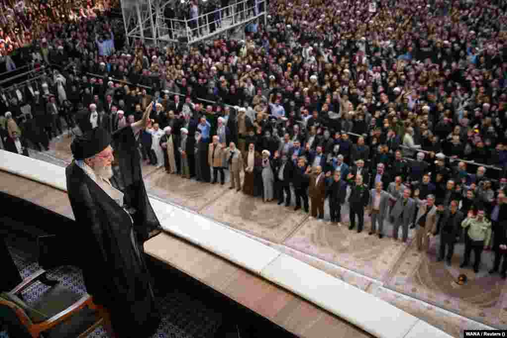 علی خامنهای، رهبر جمهوری اسلامی ایران، در حال دست تکان دادن در مراسم سیوهفتمین سالگرد درگذشت روحالله خمینی، بنیانگذار جمهوری اسلامی، در مرقد او در جنوب تهران