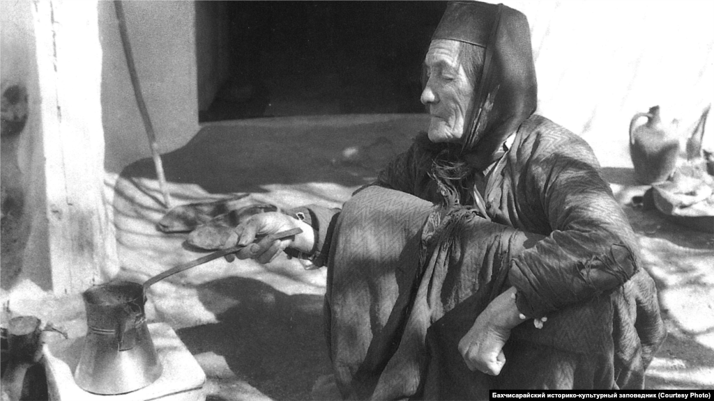Приготування кави. Бахчисарай, 1920-ті. Кава &ndash; основний елемент не тільки кримськотатарської кухні, але й культури в цілому. Для її приготування користувалися ручною кавоваркою, в кожній хаті на столі стояв кавник. До кави пропонували халву, а також різноманітні варення. Наприкінці XIX століття в Бахчисараї було 62 кав&#39;ярні
