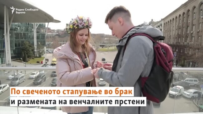 Љубовта посилна од војната: Русин и Украинка се венчаа во Тбилиси