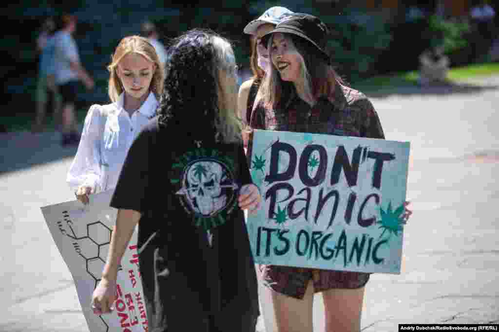 «Don't panic it's organic» – жартівливий плакат однієї з учасниць мітингу