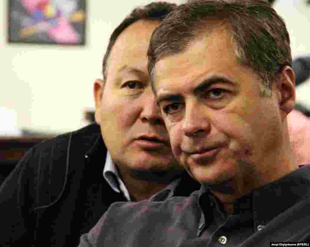 Котормочусун тыңдап отурган Андрей Сазанов "Кумтөр Голд компанини" жетектейт. 