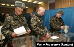 Солдати президентського полку України голосують на виборчій дільниці в Києві 31 жовтня 2004 року