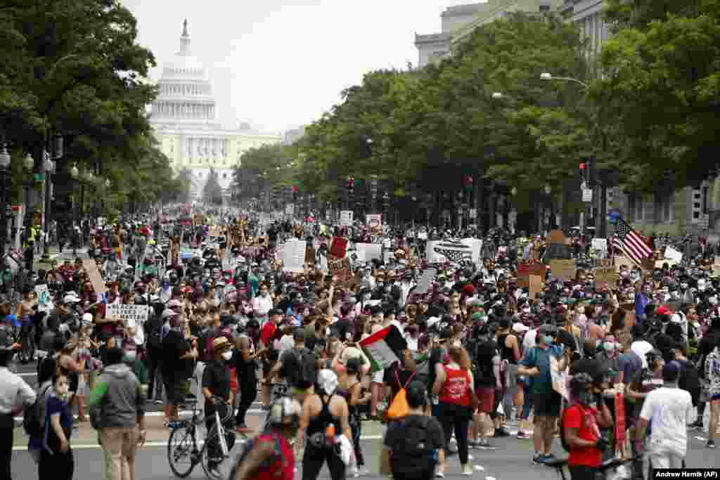 Black Lives Matte. У США та інших країнах світу пройшли протести через смерть афроамериканця Джорджа Флойда, спричинену жорстокими діями поліції 25 травня 2020 року. На фото: масова хода учасників мирної демонстрації проти расової дискримінації і свавілля поліції по Пенсильванія-авеню, що зв'язує Білий дім і Капітолій. Вашингтон, США. 6 червня 2020 року