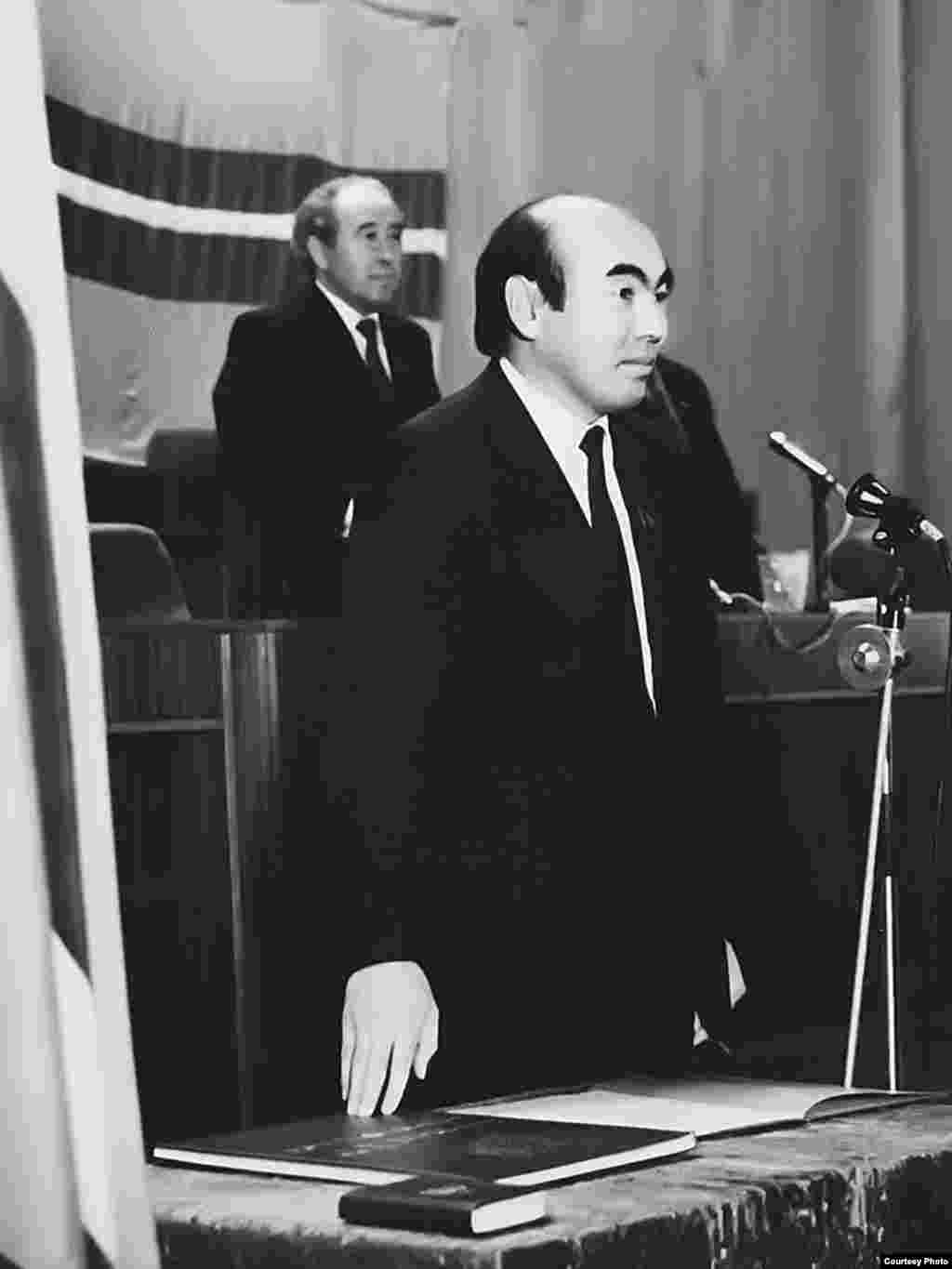 Кыргызстандын туңгуч президенти Аскар Акаев Жогорку Кеңеште ант берүүдө. Фрунзе (Бишкек) ш., 27.10.1990. - Кыргызстандагы коммунисттик режимге каршы "КДК" уюштурган саясий ачкачылык шартында Кыргызстан Компартиясынын ошондогу лидери Абсамат Масалиев президенттик алгачкы шайлоодо өтпөй калып, Жогорку Кеңеш 1990-жылы 27-октябрда туңгуч президент катары реформаторлор канатынын өкүлү, академик Аскар Акаевди шайлады. Бул сүрөт А.Акаевдин президенттикке ант берип жаткан учурунда тартылган. Анын артында – Кыргызстан Компартиясынын Борбордук Комитетинин Биринчи катчысы, Кыргызстан Жогорку Кеңешинин төрагасы Абсамат Масалиев. 1990-жылдын 27-октябры. “Майдан” эркин гезитинин архивинен.
