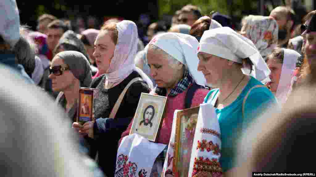 Вони моляться, тримають плакати «Законопроекти 4511 і 4128 – державні переслідування Української православної церкви», «З нами Бог»
