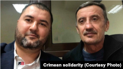 Advokat Edem Semedlâyev ve tutulğan Aziz Ahtemovnıñ babası Eskender 