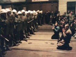 دانشجویان تظاهرکننده رودررو با پلیس صدشورش چکسلواکی در ۱۹ نوامبر ۱۹۸۹