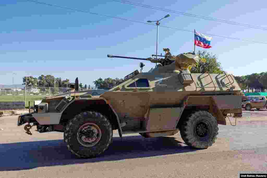 Російський бронетранспортер біля авіабази Хмеймім.&nbsp; Старший науковий співробітник Центру аналізу європейської політики Бен Дубоу заявив 13 грудня в інтерв&#39;ю Радіо Свобода, що члени тимчасового уряду Сирії &laquo;висловили готовність співпрацювати з Росією і позитивно відгукуються про неї, порівняно з Іраном&raquo;.&nbsp; Він додає, що &laquo;це новіша тенденція, яка відповідає їхнім спробам демонструвати поміркованість і міжнародну легітимність&raquo;