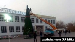 Täze ýyl baýramçylygy üçin şäher bezegi. Aşgabat, 2021-nji ýylyň dekabry
