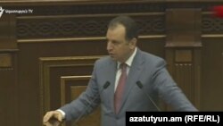 Պաշտպանության նախարար Վիգեն Սարգսյանը ԱԺ ամբիոնից ներկայացնում է զինապարտության մասին օրենքի նախագիծը