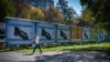 Plakati u Budimpešti prikazuju bombu uz poruku "Kažnjavaju nas briselske sankcije" (fotoarhiv)