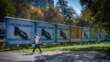 Правительственная пропагандистская кампания в Венгрии: плакаты с изображением бомбы и надписью "Брюссель наказывает нас санкциями"
