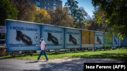 Plakati u Budimpešti prikazuju bombu uz poruku "Kažnjavaju nas briselske sankcije" (fotoarhiv)