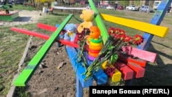 Місце у Кривому Розі, де російська ракета 5 квітня убила 18 людей, дев'ятеро з яких – діти.