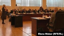 Жительница Темиртау Елена Варганова (слева) говорит на заседании о загрязненном воздухе в городе и о необходимости направлять деньги на решение экологических проблем. Темиртау, 31 октября 2019 года.