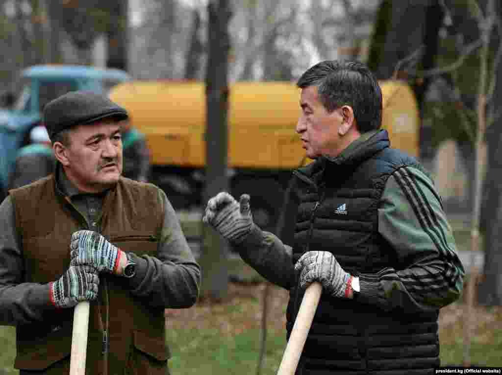 Президент Сооронбай Жээнбеков менен Бишкектин мэри Албек Ибраимов.
