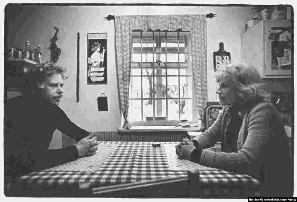 1974-cü il. Havel xanımı Olga ilə. İnsan haqları fəalı kimi çalışan Olga da 1996-cı ildə vəfat edib.
