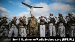 Президент України Петро Порошенко з десантниками 95-ї десантно-штурмової бригади. Село Озерне, Житомирщина, 6 грудня 2018 року