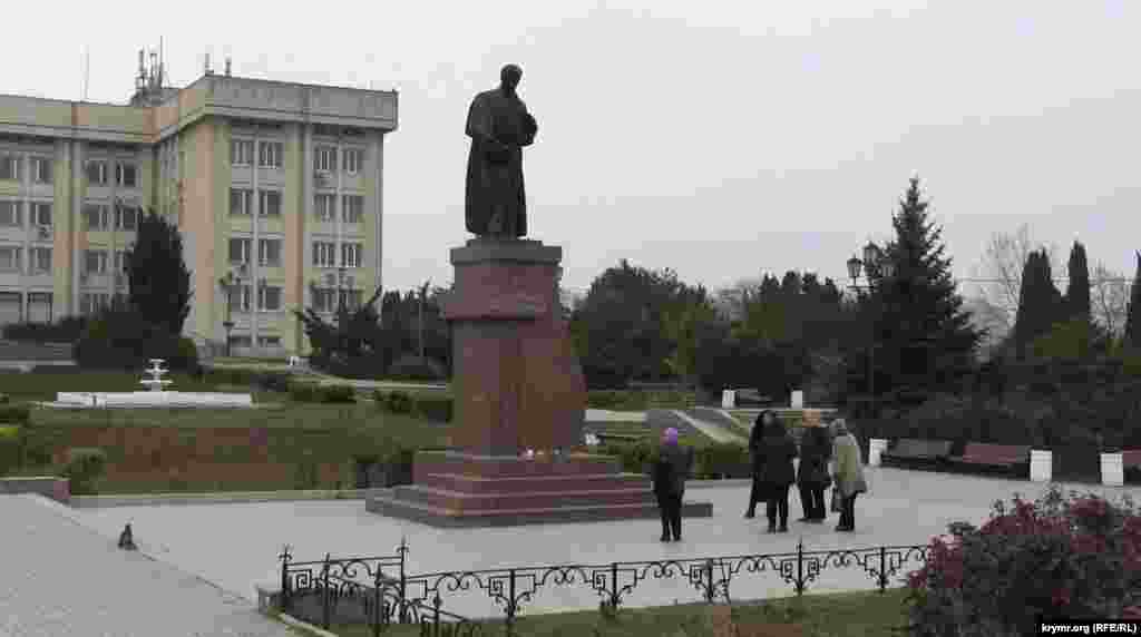 Севастополь. Біля пам'ятника Тарасу Шевченку збираються люди